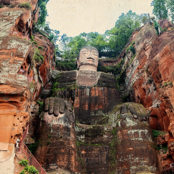 IL GIGANTE DI PIETRA E IL FASCINO DEL SICHUAN