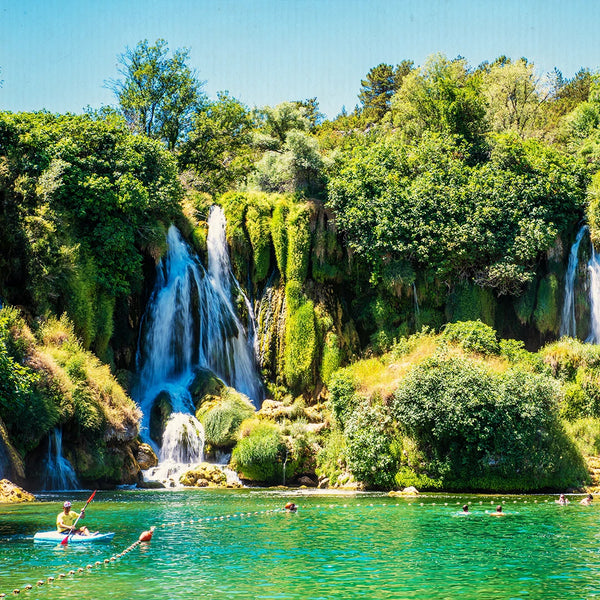 Borghi di pietra e cascate smeraldo