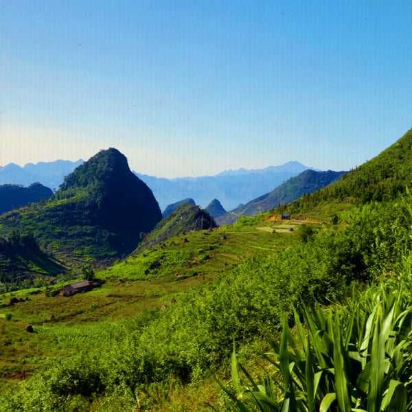 In sella tra montagne e villaggi etnici